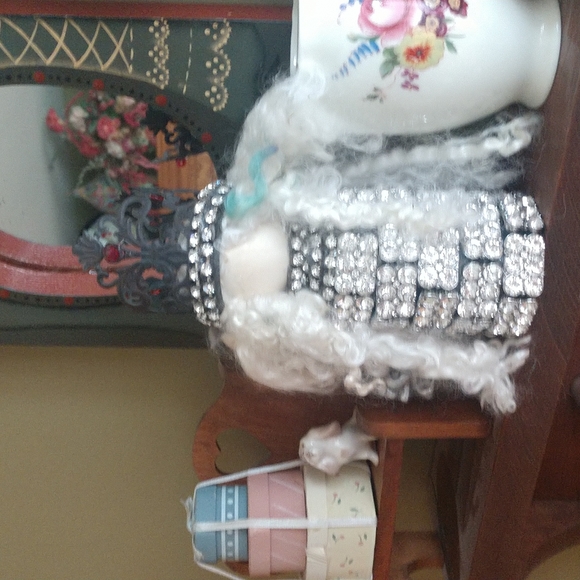 Crazy Lady Queen Bee - Picture 3 of 5